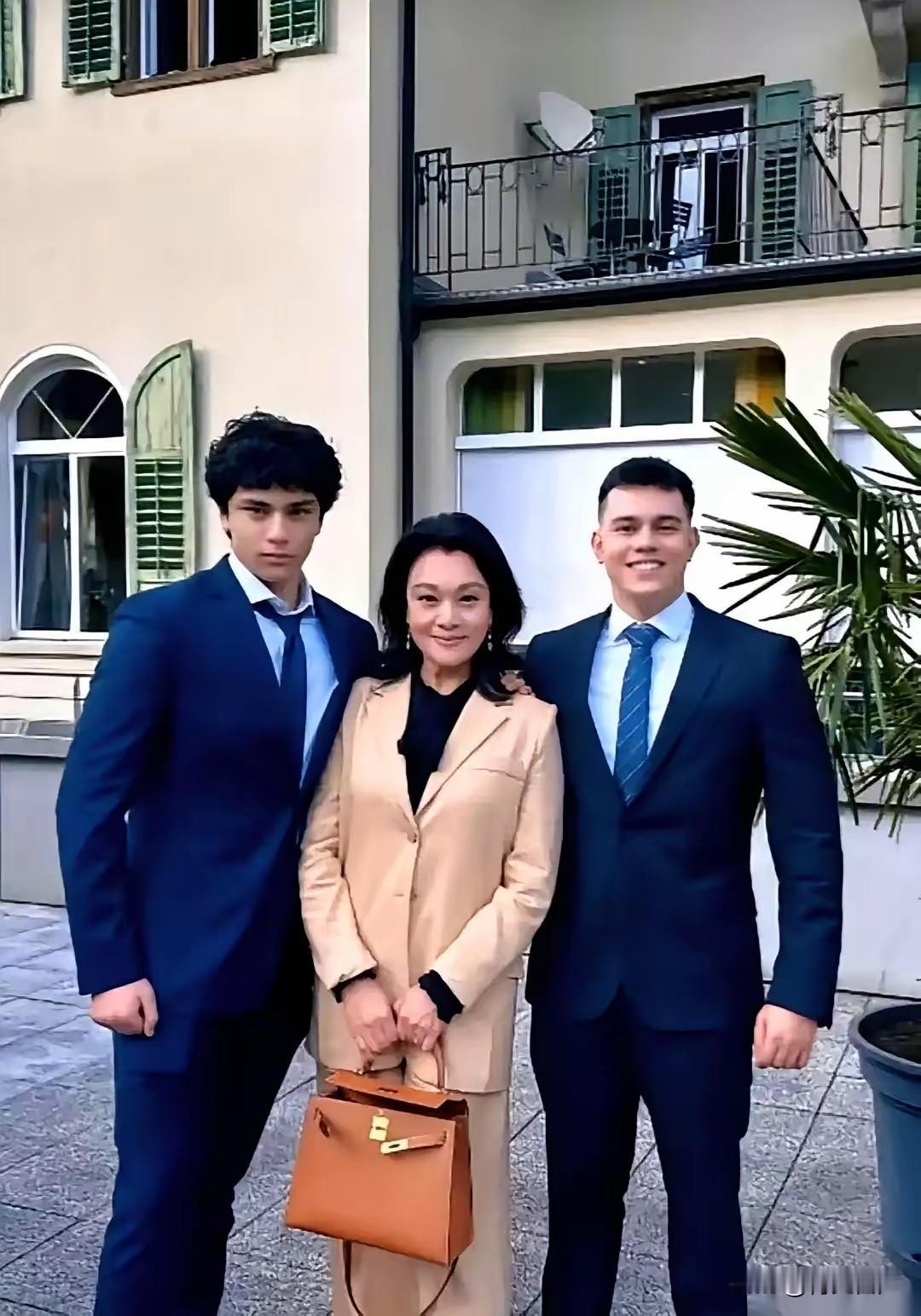 李静前脚刚晒完女儿的毕业照，喜气洋洋。后脚，她老公黄小茂的前妻，史可，一张合影