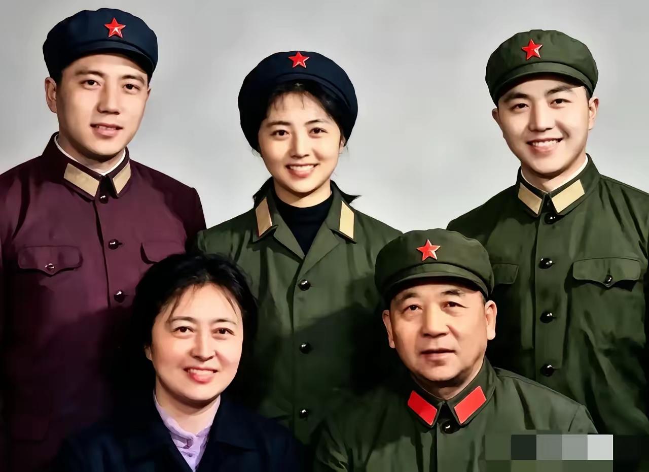 知道什么是英雄配美人。这张合照里，秦基伟是个大帅哥，唐贤美名副其实，又美又贤，子