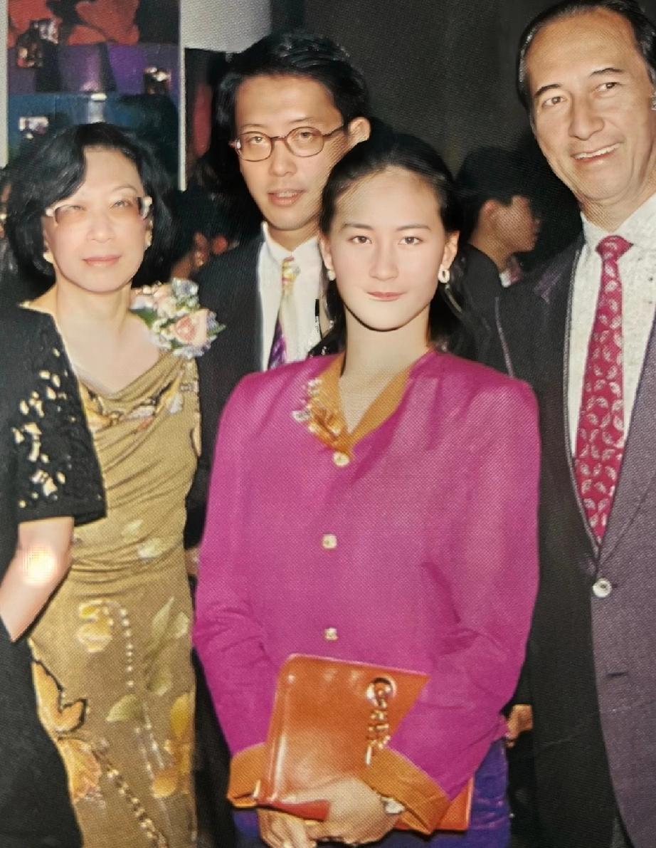 观察赌王和他女儿何超琼的眼睛！从一个人的眼神可窥探他的内心世界。此刻的赌王玉