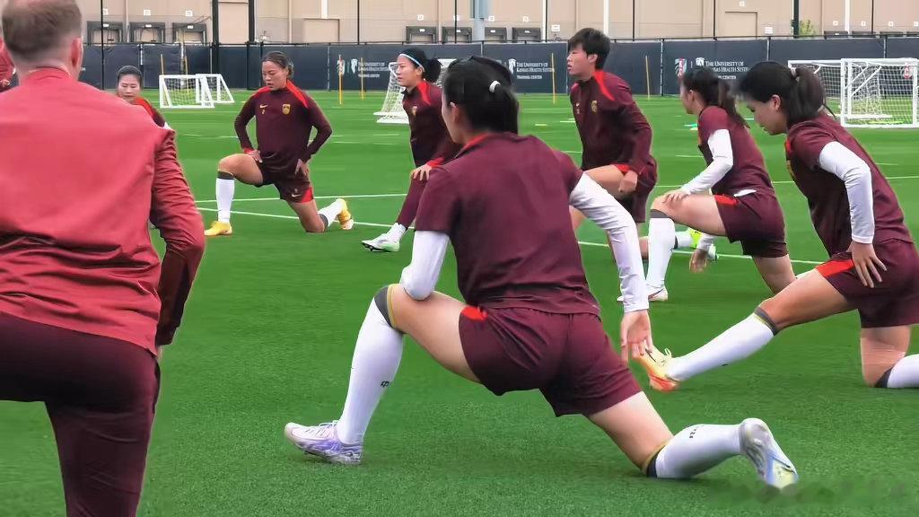 中国女足门将全部换血出征亚运在上海偶遇中国女足🏃‍♀️女足姑娘从上海奔赴名古屋