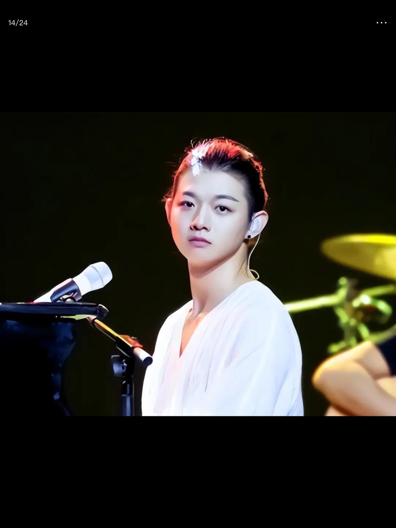 他是谁，你还认识吗？他是唱卷珠帘的霍尊。4年了，他又复出了。无关乎我同意不同