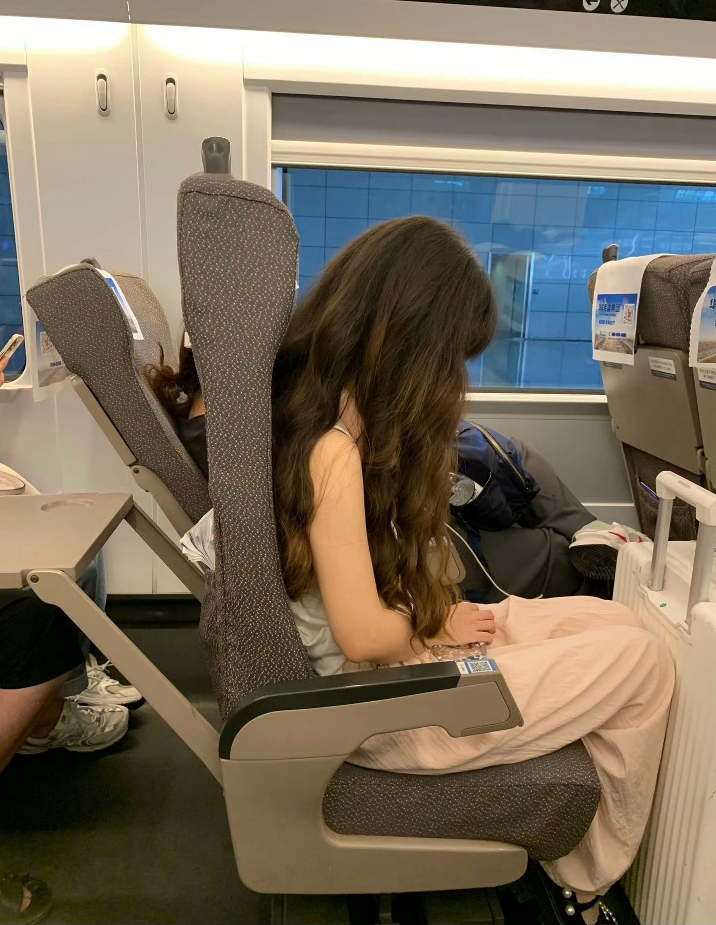 要不要提醒一下她啊……难怪我一上高铁就睡觉​​​