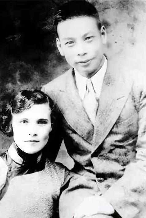 1939年，蒋经国的妻子蒋方良正在屋内行走。突然，她脱光了自己的衣服，歇斯底里