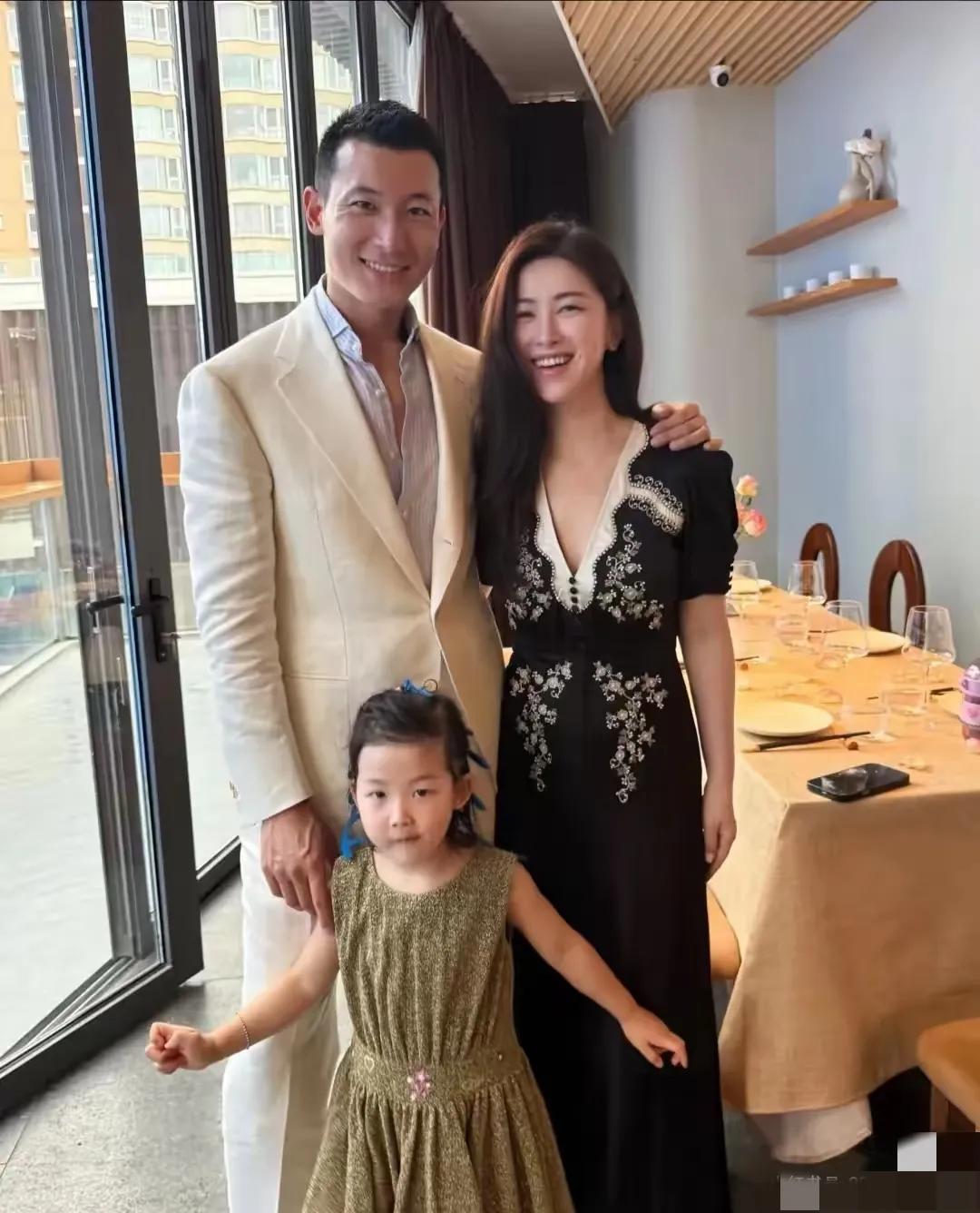 朱珠41岁生日，一家三口幸福地合影，女儿的正脸首次亮相。小美女长得特别像帅气的爸