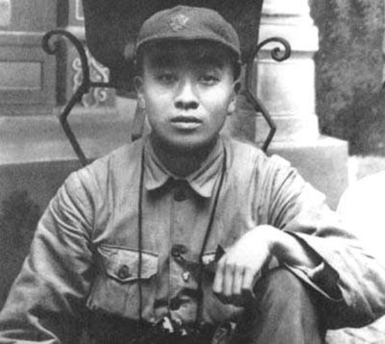 谭政参加红军之后，领导问他，给你十发子弹，能否命中十人？谭政摇摇头。领导再问，命