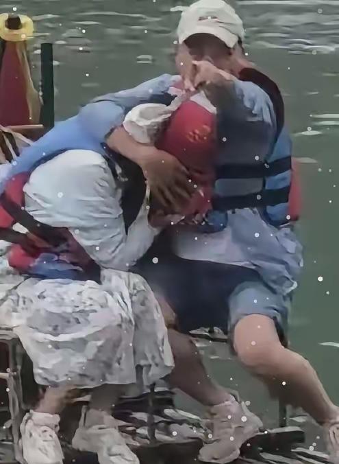 最慌的不是被拍到。也不是视频传到网上。而是这视频万一被家里那位看到了，那才是