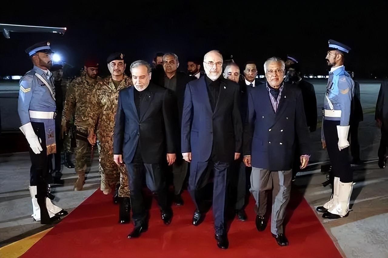 谈判第一天就挺有意思，双方都在摆架子。伊朗拖到晚上才到场，结果万斯更慢，第二天中