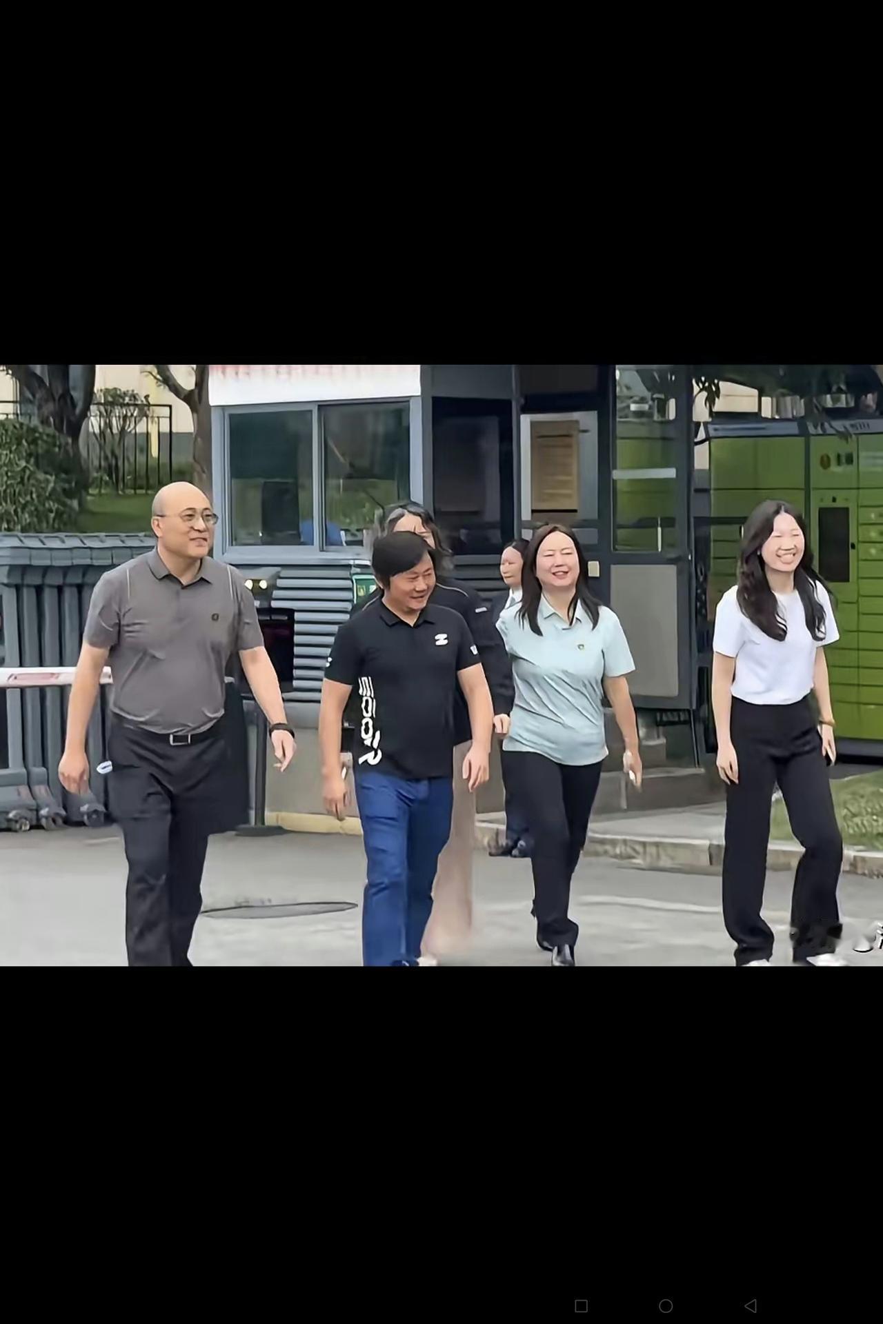 突发奇想！看看“张雪机车”表演队进校园，让老师和学生们精神为之一振，个个喜笑颜