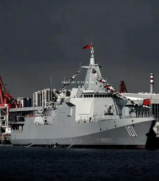 美国海军至今没有一艘能与055驱逐舰相媲美的现代化大型战舰，而此刻，第12艘05