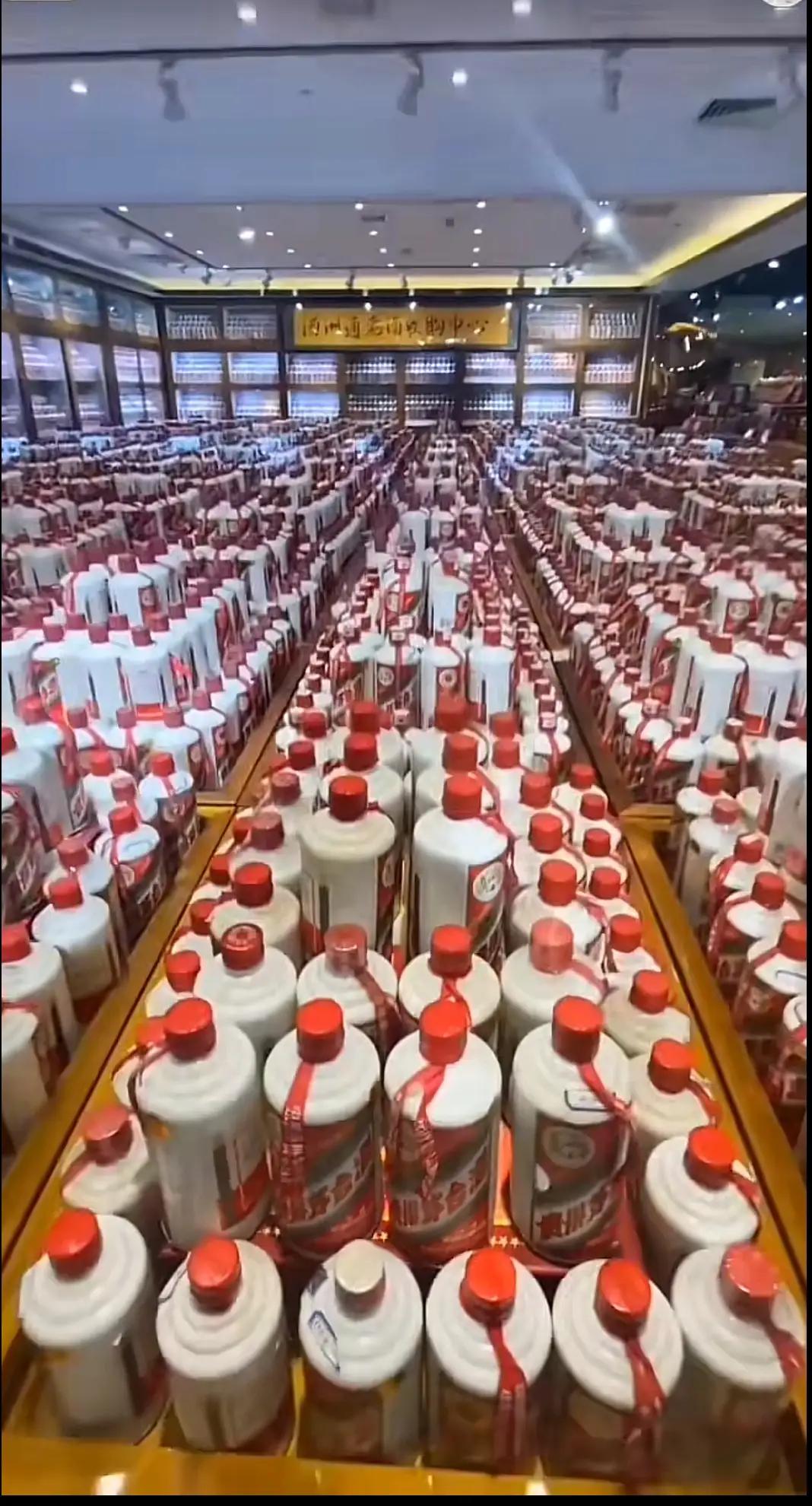 某茅台大佬，屯了这么多的茅台。现在酒价一个劲的往下跌，他也是苦不堪言。酒本来