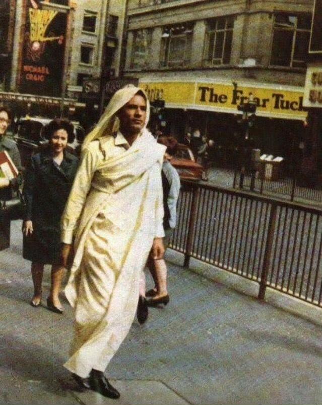 1966年，24岁的卡扎菲行走在英国伦敦皮卡迪利广场，当时还是利比亚一名普通的年