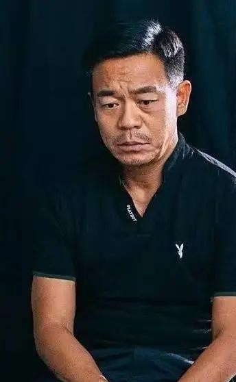 58岁的孙浩被问到想不想找个伴过下半辈子，他苦笑了一下，直接回了句：真要是那样，我还不如去工地上扛沙