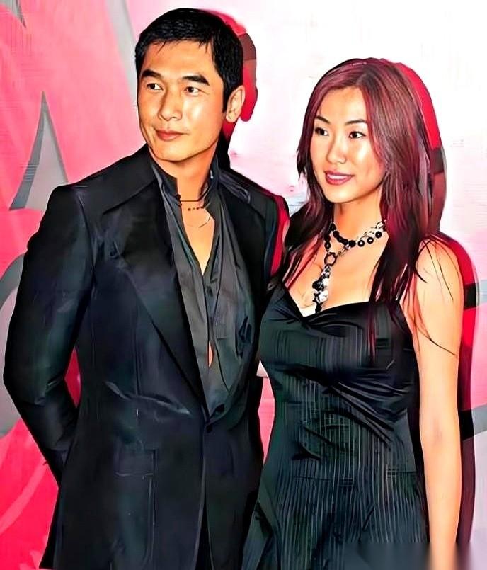 他跟她说：“我不想结婚生孩子，你吃药吧。”她就真的吃了12年。12年啊，一个