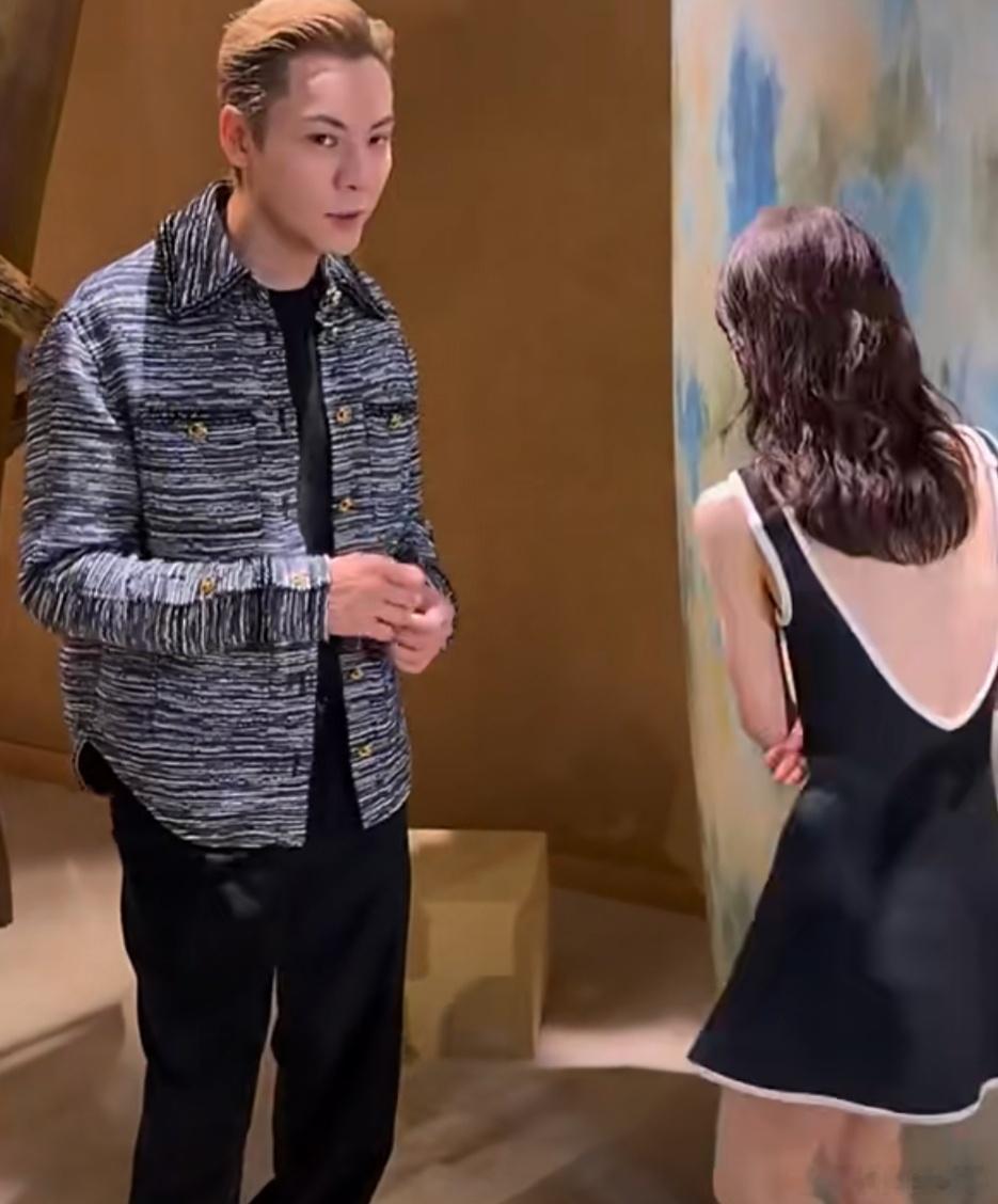 张子枫太矮太瘦小了香奈儿穿在她身上像童装一样。
