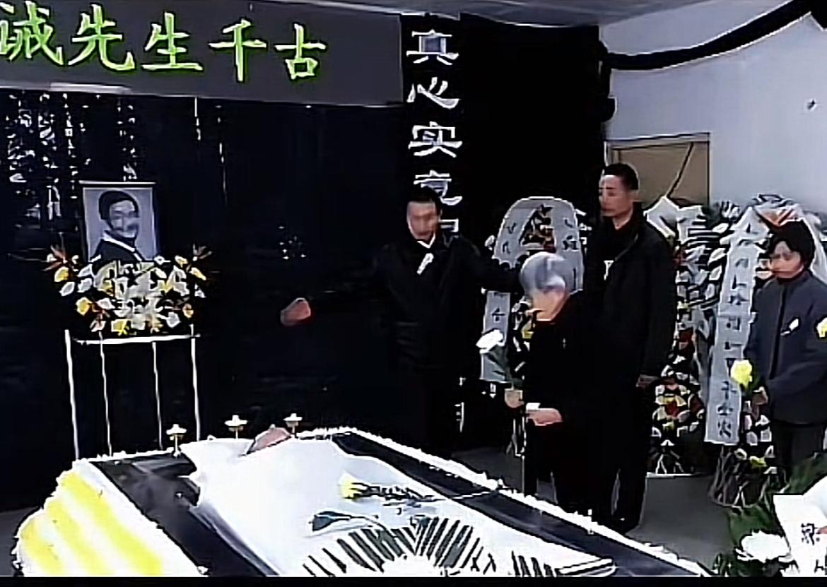2010年，梁从诫的葬礼上，亲友前来送别这位环保先驱。他是梁思成、林徽因之子，出
