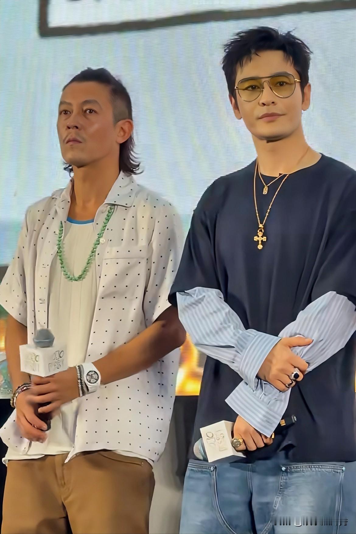 俩人都卸妆的话，黄晓明的气质真“压不住”他！左边这位穿着白色衬衫，脸上没有化