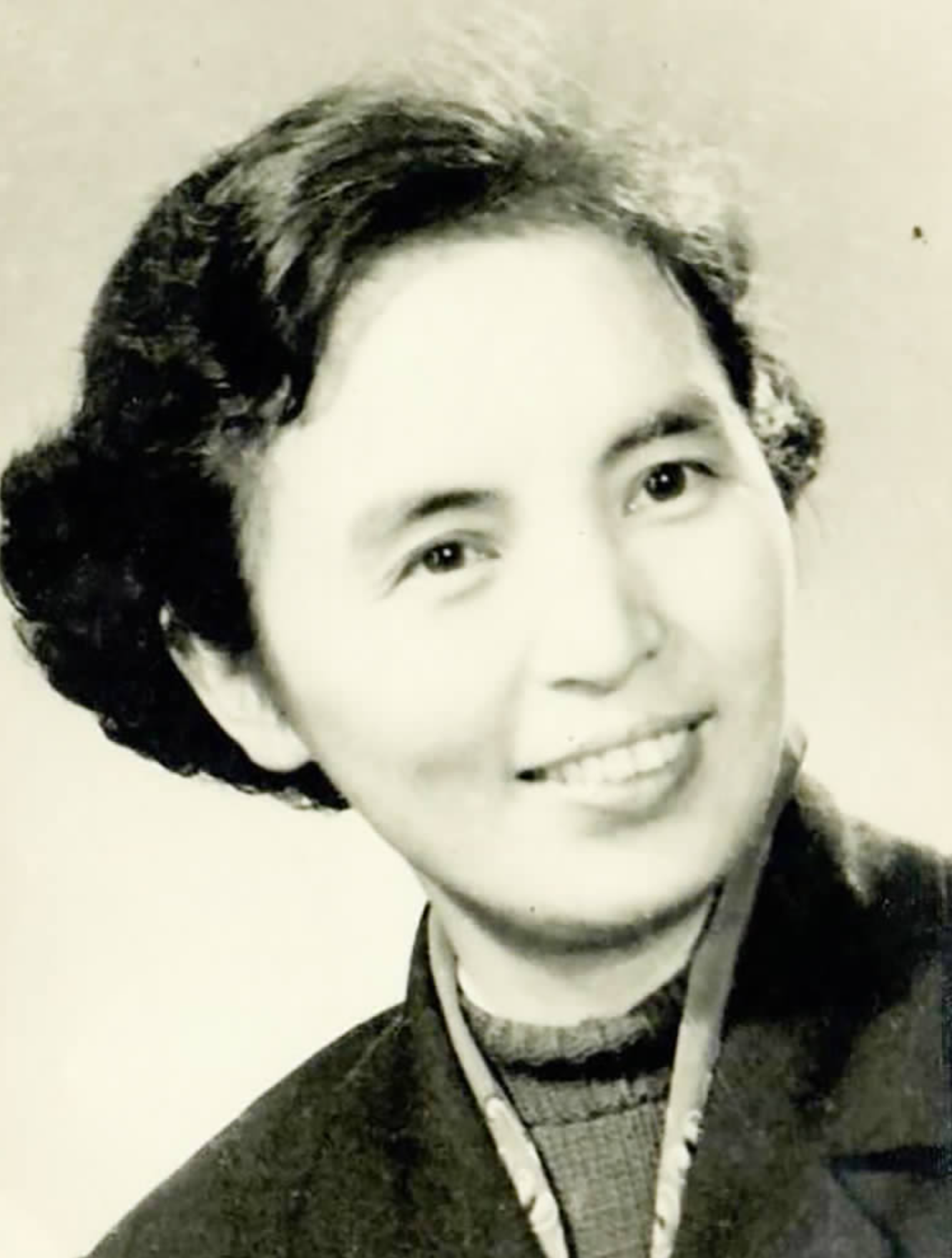 1940年的一天，一位身穿旗袍的国军女中尉借着夜色奔行，被新四军战士活捉后，她却