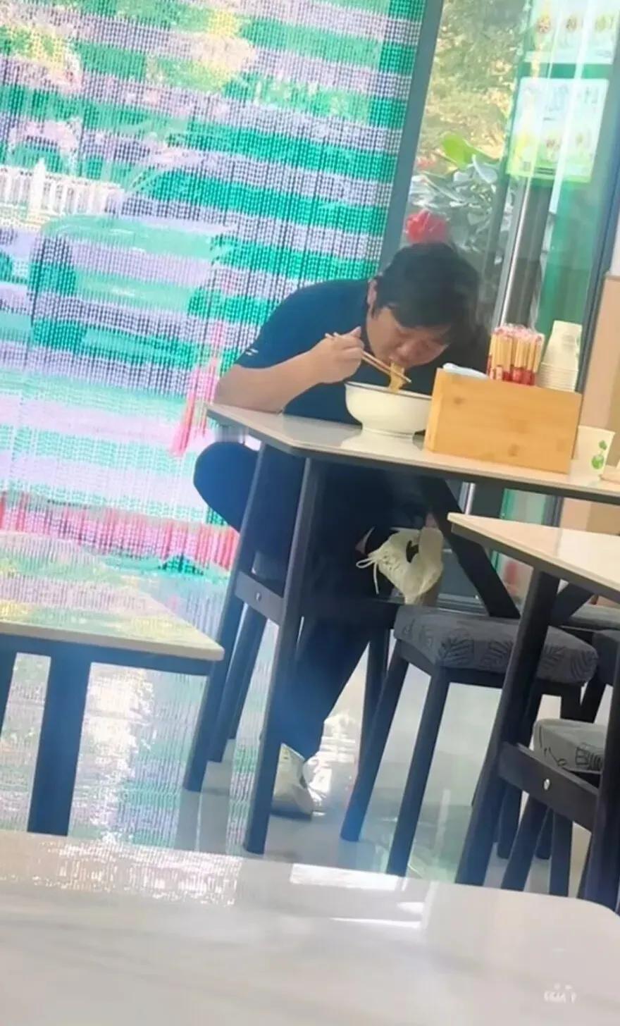 张雪还是太低调了。9月7日，张雪一个人在吐鲁番吃饭，不仅老板没有认出来，而且