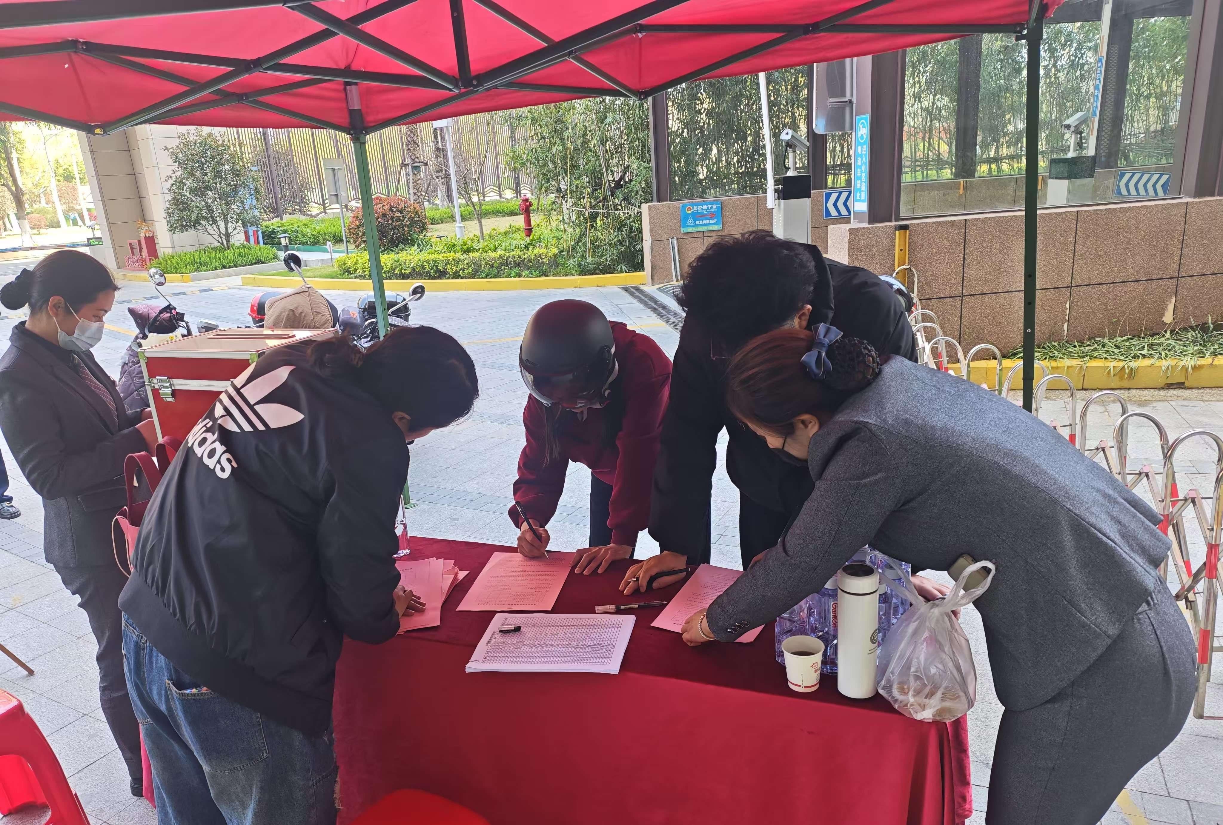 山东一小区被物业抛弃后，1300户居民一气之下决定自己当家。他们实行每户一天一块钱的土办法，谁也没想