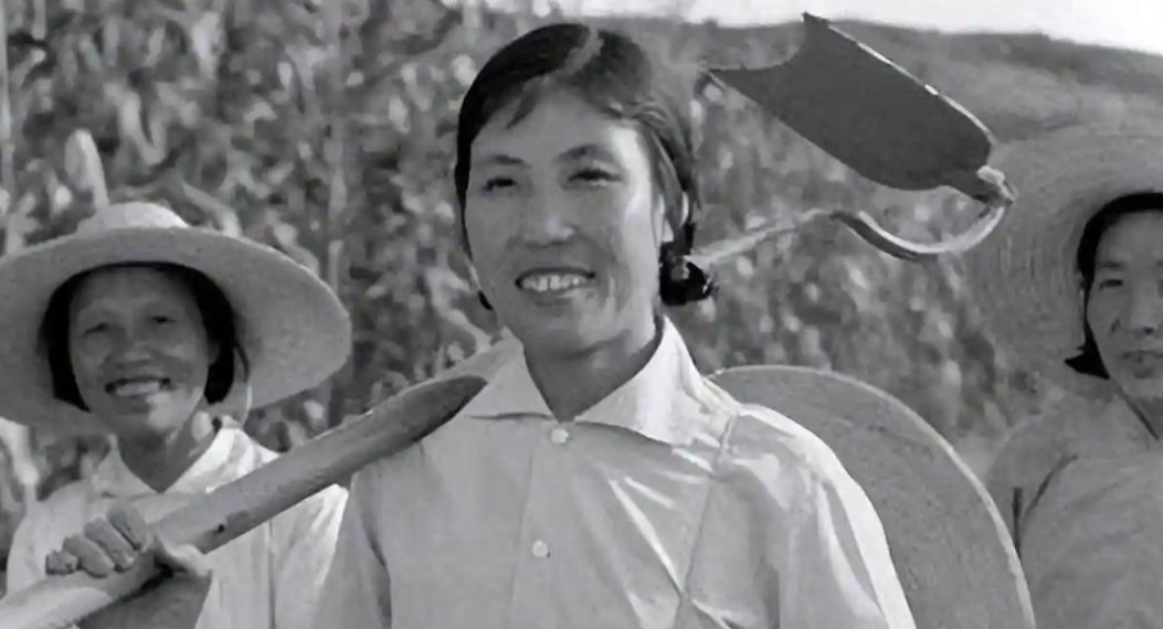 1978年，号称铁姑娘的郭凤莲，跟着代表团一起前往美国，她在美国到处宣传“大寨精
