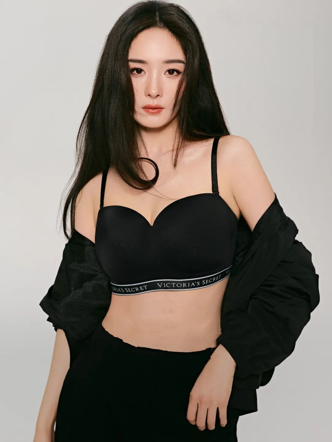 杨幂这维多利亚的秘密穿搭绝绝子！露背设计将美背线条展现得淋漓尽致，锁骨杀温柔又勾