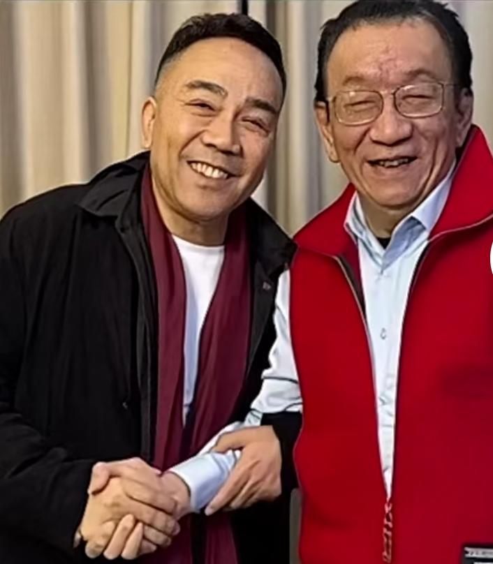 侯耀华直播间泪洒当场，就为提一嘴杨议那疑似藏着的儿子。这眼泪，真是为老杨家流的