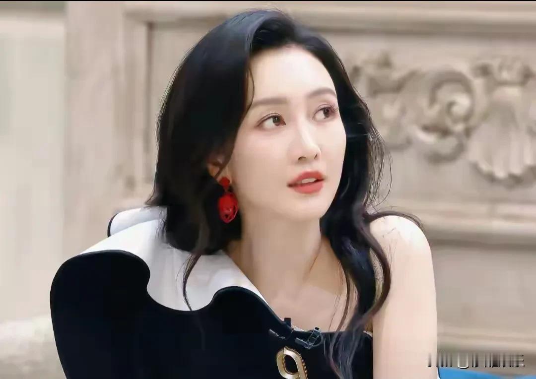 朋友们，这出“连载剧”更新了！何九华和好友玩了个通宵，方向盘一转，又熟练地开回了