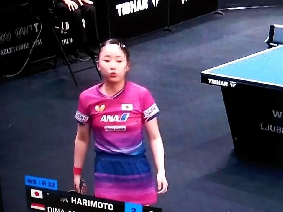 这就是张本美和，对手梅谢夫每一局都拼命冲击，开局就咬住比分取得领先。可美和