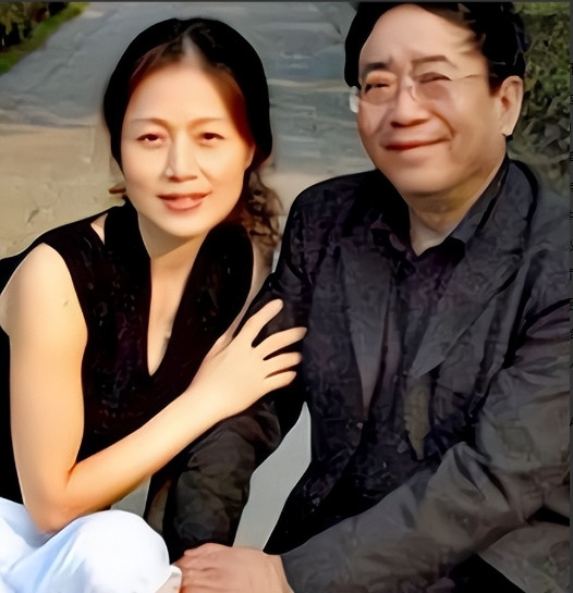 1992年，余秋雨二婚娶了小16岁的黄梅戏演员马兰，洞房花烛夜，余秋雨向妻子提出