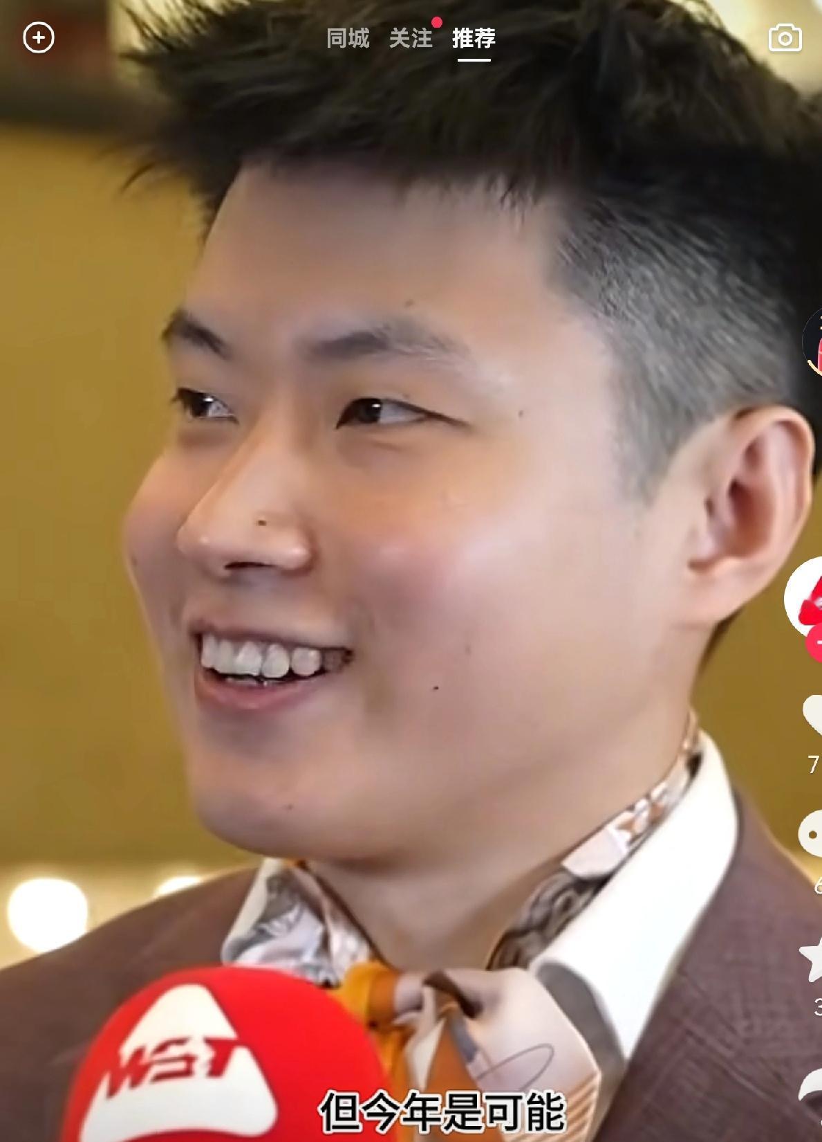 很坦诚！赵心童谈与大咖一块儿合影感受：还是挺享受的。有媒体提问：在大合影时，