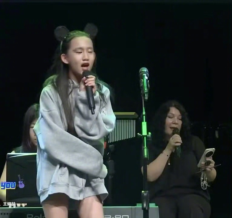黄磊二女儿和黄磊一模一样黄磊二女儿跟他真的好像啊，五官神态几乎是一个模子出来的，