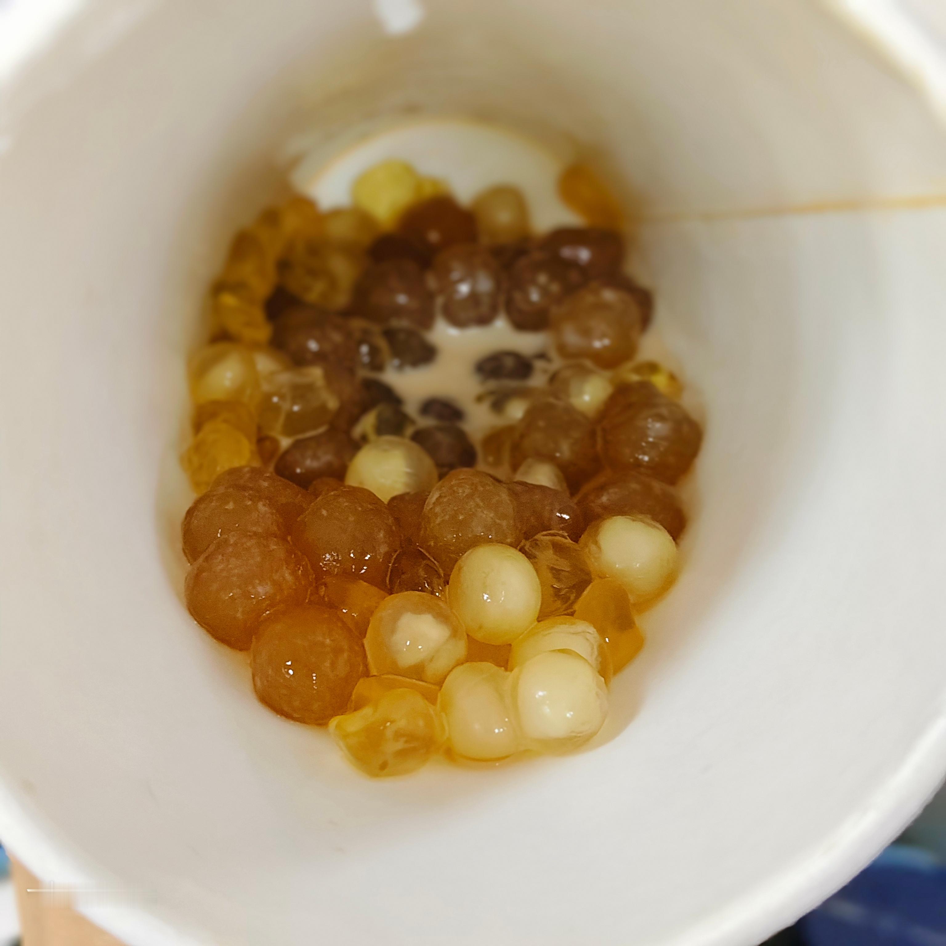 点一杯奶茶，加半杯小料，喝完饱了​​​