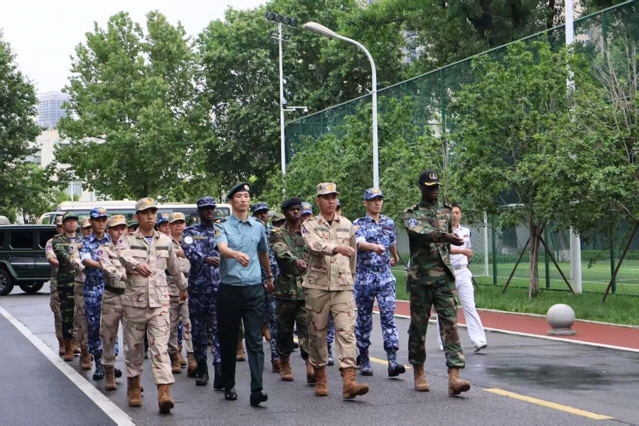 军校外籍学员走中式队列，你觉得练得咋样？