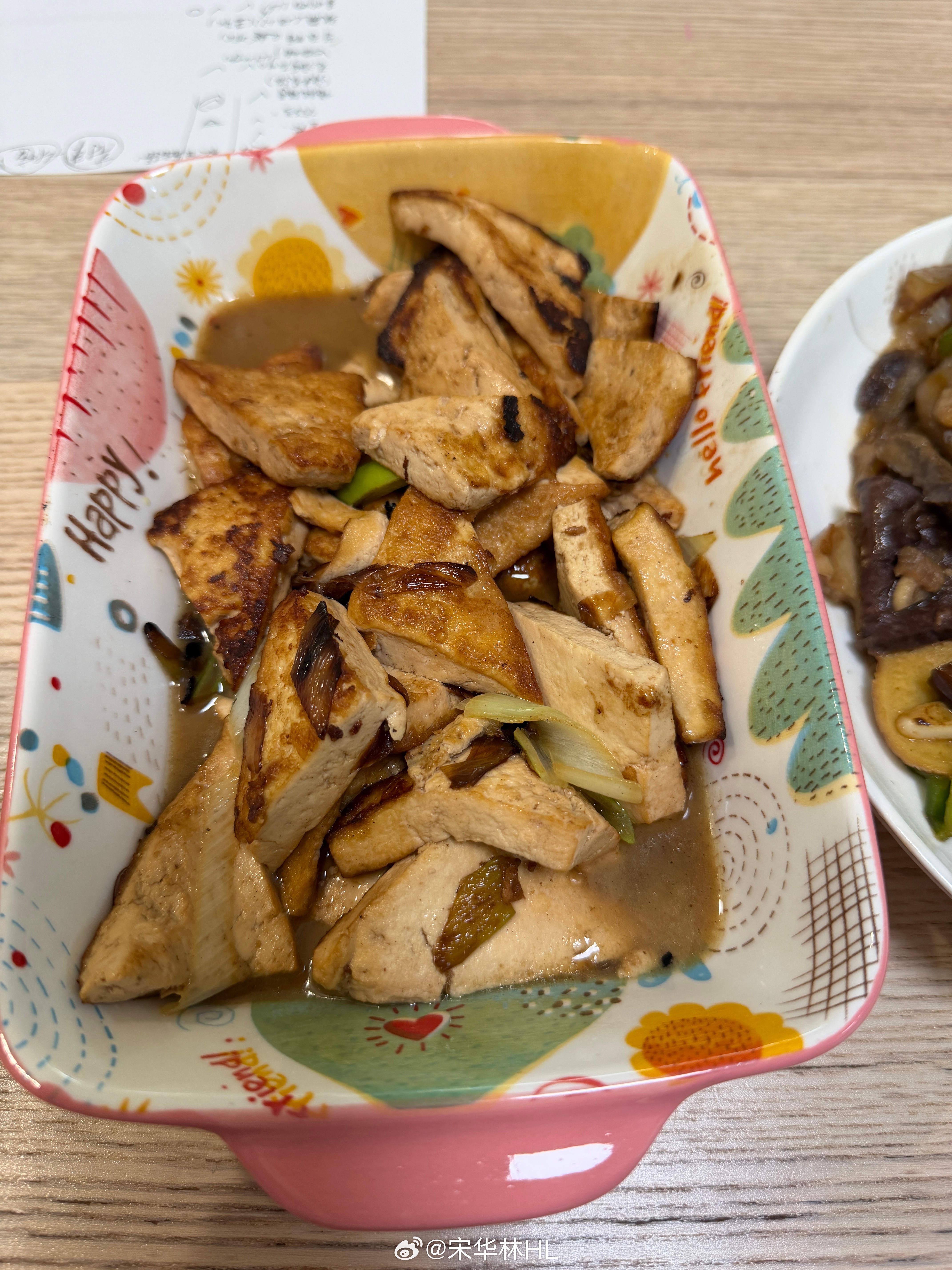 看隋老师的视频做的葱烧豆腐，煎豆腐的时候看了一眼微博信息，结果糊了。。。