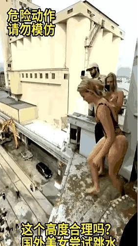 她从20层楼顶跳下，没用头，也没用脚，而是用整个后背硬生生砸进水里。你知道