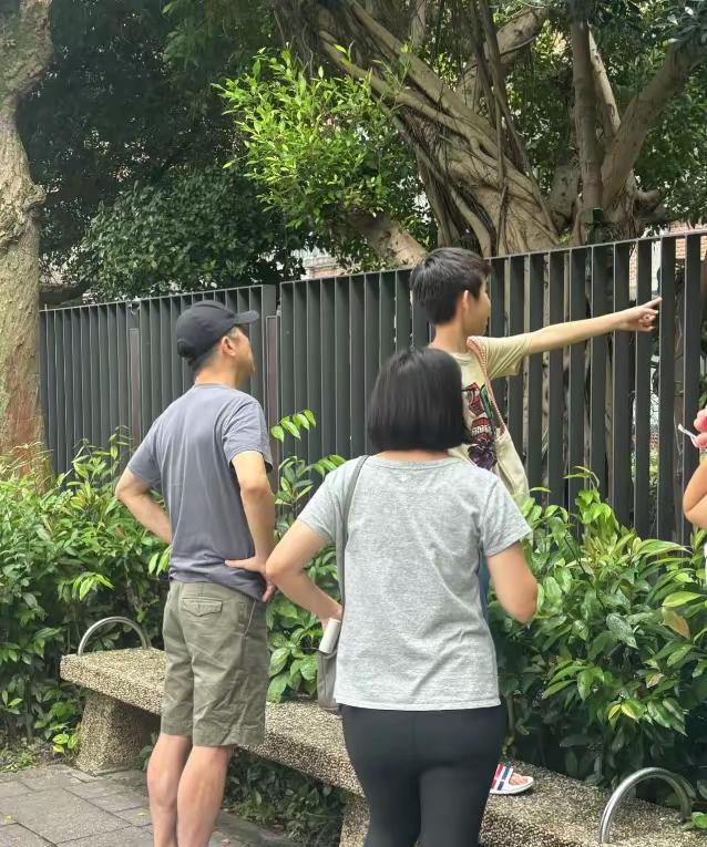 64岁庾澄庆接女儿放学，隔着栅栏拼命往里看，7岁儿子侧脸被拍……和伊能静离婚后