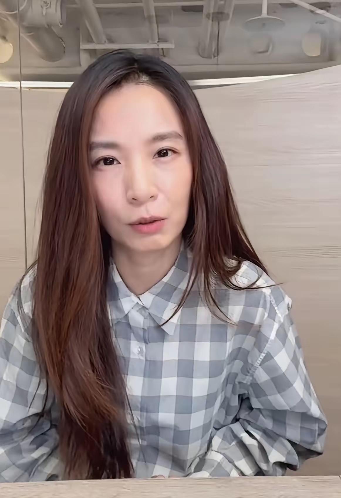 田馥甄真是越来越离谱了，直播间粉丝叫她解开衬衫第一个扣子，她的回复真的是炸裂，看