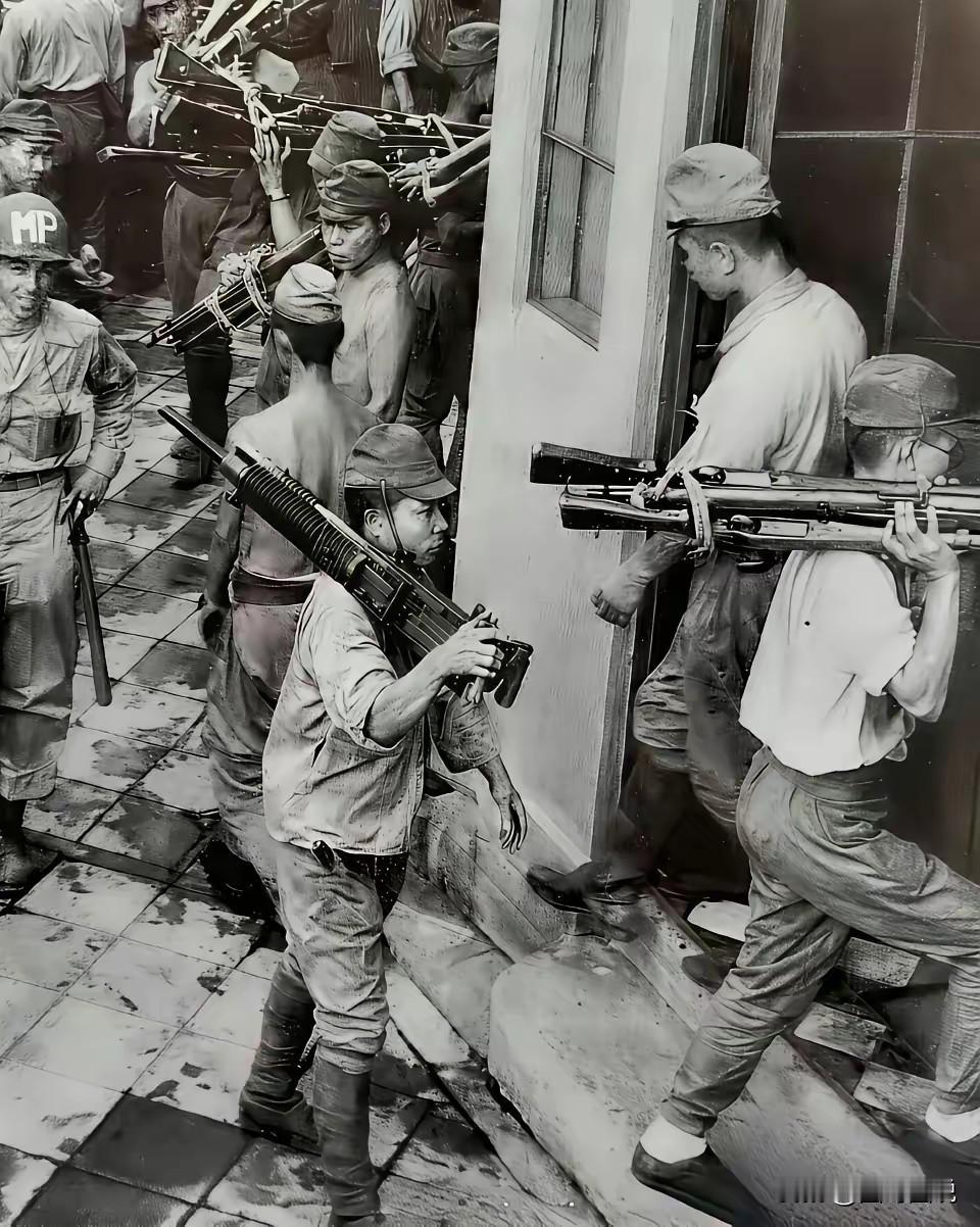 1945年，驻香港日军投降的画面跃入视野。瞧，这些日军把三八大盖捆成一捆，将重机