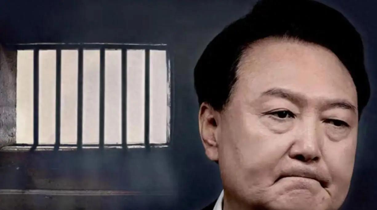 韩国特检组拘捕尹锡悦，又失败了。上次尹锡悦脱得只剩内衣裤，躺在地上赖着不走，特