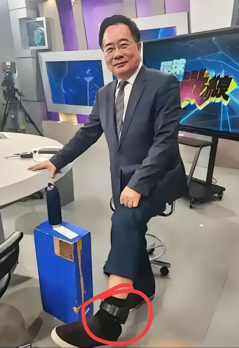 蔡正元的电子脚镣我们应该有技术能取掉，个人认为能戴上就能取掉，就看我们愿不愿意帮