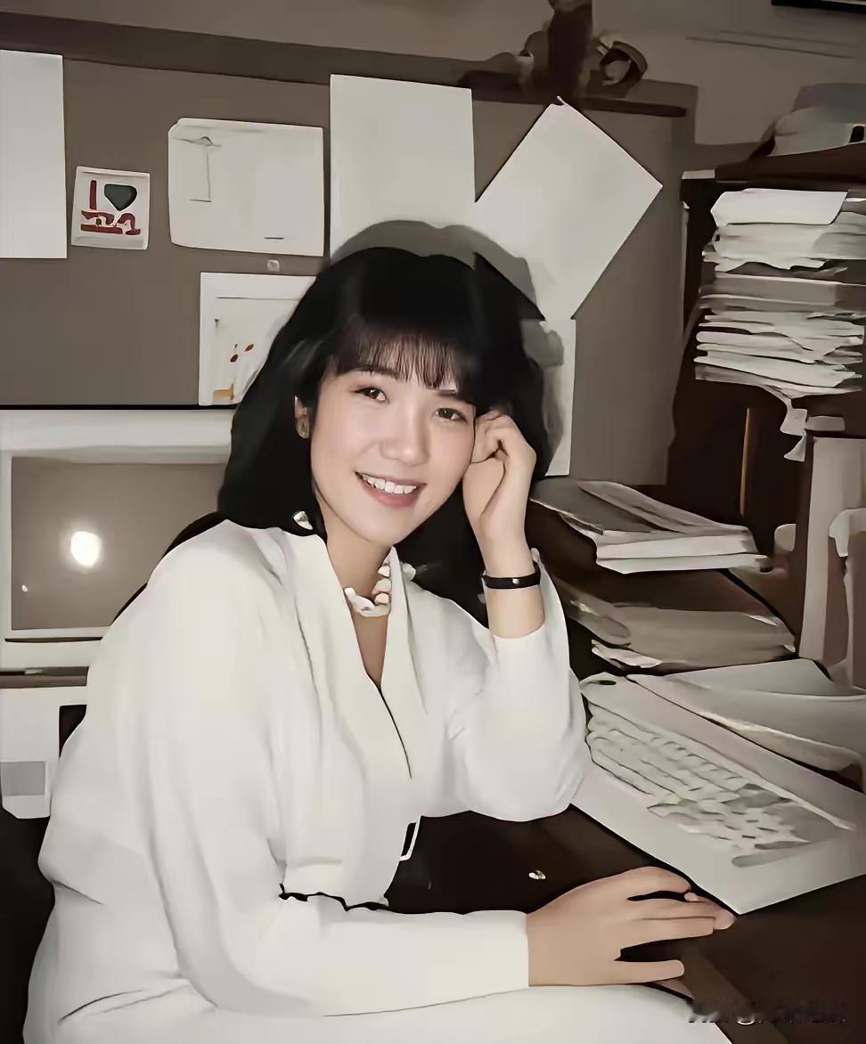 年轻时的高市早苗，清纯漂亮，19岁进入神户大学读书，28岁进入朝日电视台担任主持