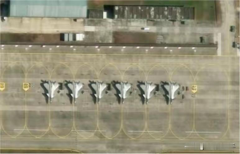 又一个部队新接装的歼20。连给他配的加固机库都没有准备好，只好露天摆放着。估计到