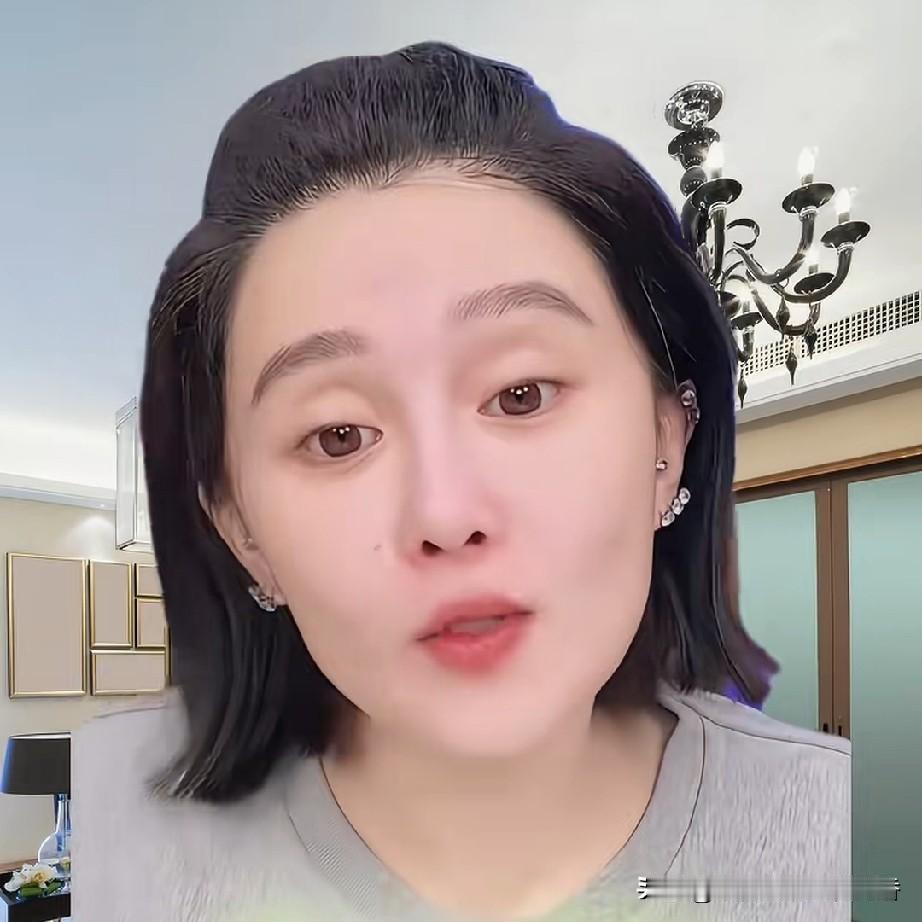 球球的直播间有人问：“你妈长的那么漂亮，你怎么没随你妈呢”？球球随囗答道：“我爸