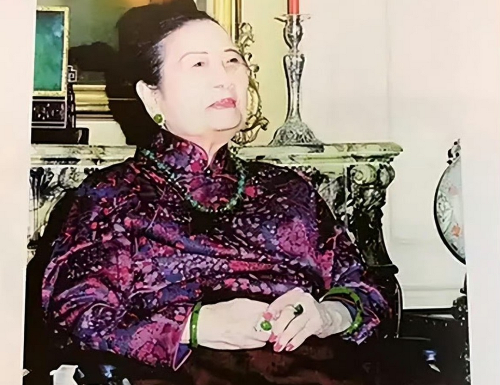 宋美龄价值2亿的麻花手镯，戴到离世，但第一任主人仅花费4万大洋。不过也有人说