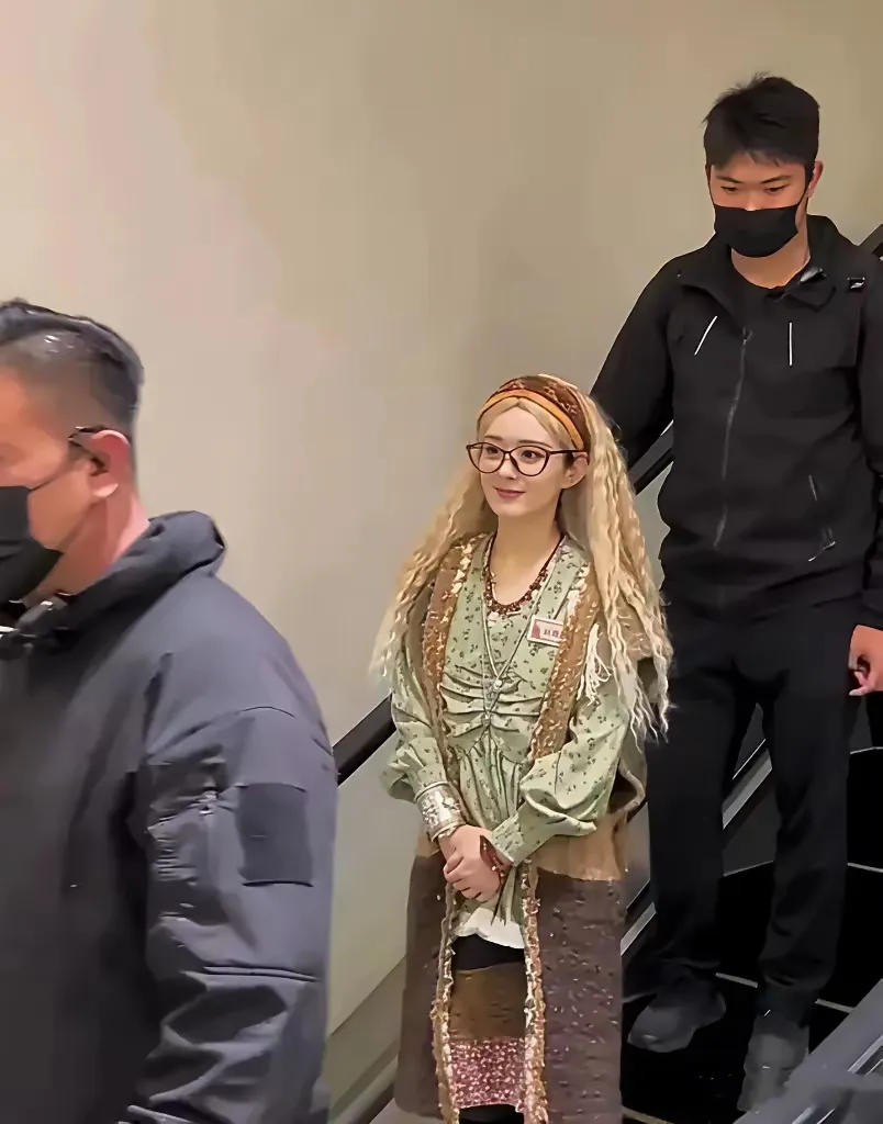 这是赵丽颖么？好看不。好小好年轻一个。像是从动漫中出来的人物。小洋娃娃。