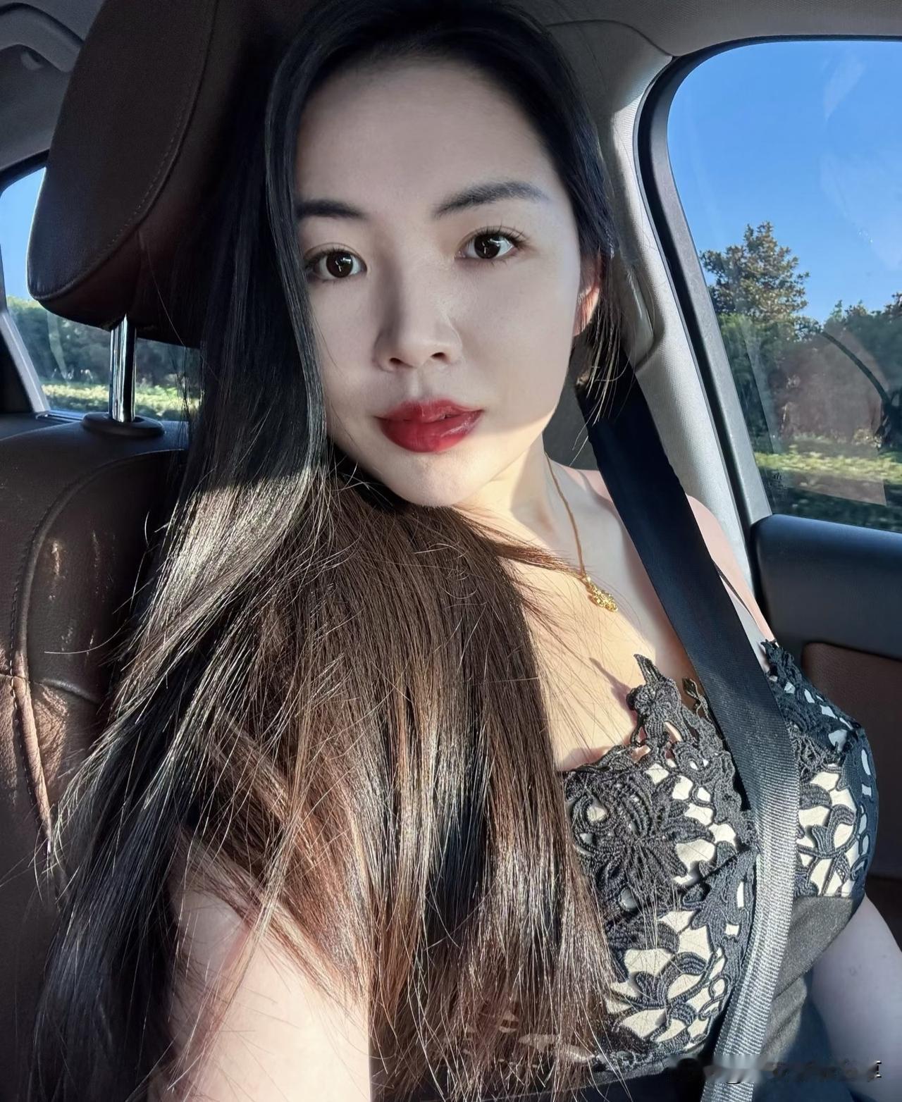 阳光洒进车内，甜美自拍瞬间甜美自拍车后座自拍车室内自拍我在车里的自拍车景