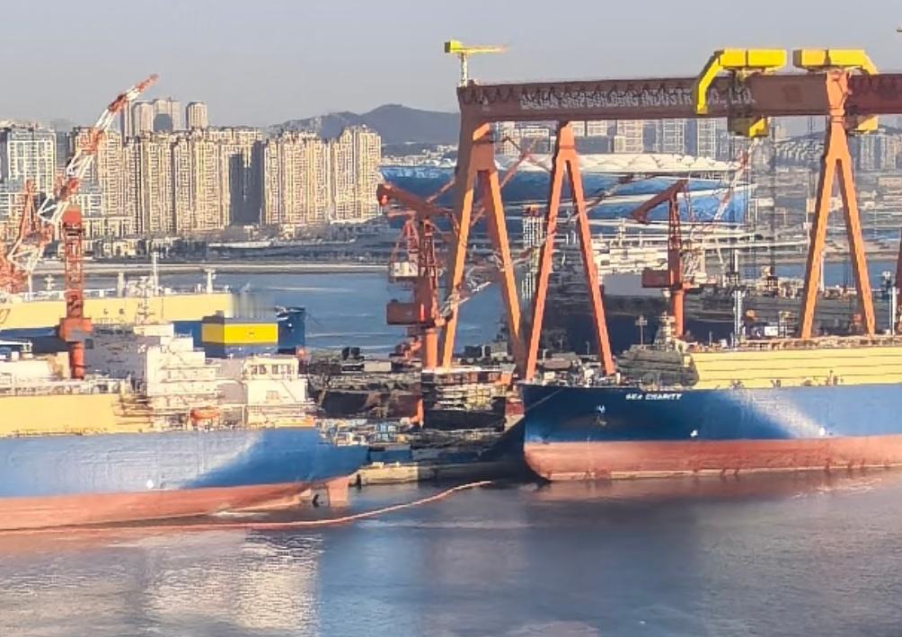 今日的004侧视图前两天侧壁缺那一块又重新装上了，舰尾模块还在原地图源小红书