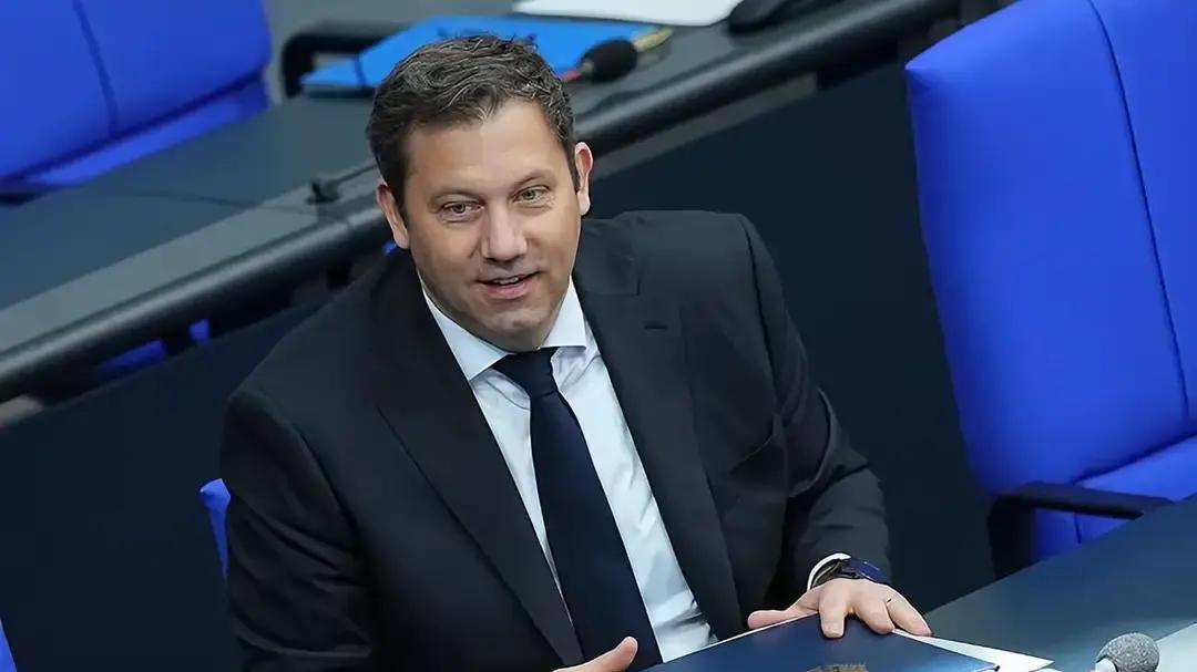 就在刚刚，德国的财长公然批评自家铁路集团购买中国电动车！ 财长，兼任副总理的