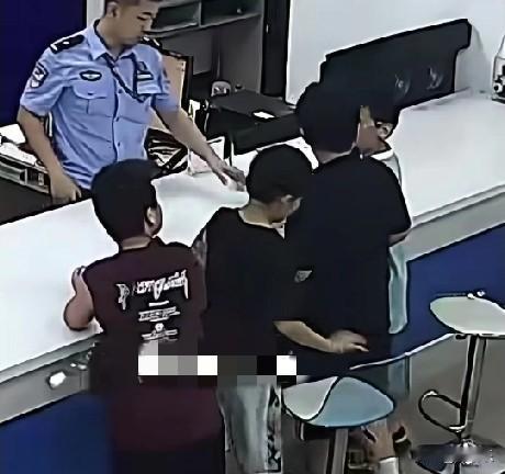 近日，云南红河，8名小孩哥涌入河口城关边境派出所值班室，称其在玩耍时捡到了一部手