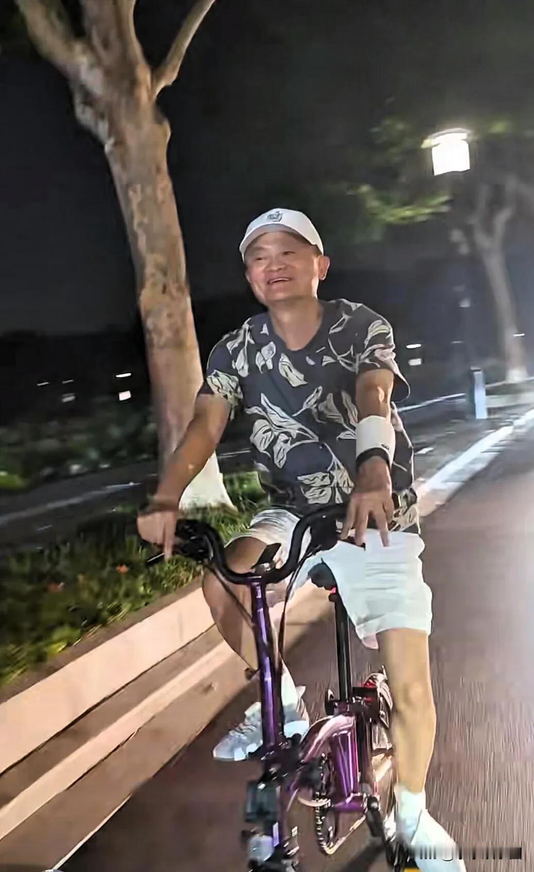 马云西湖夜骑放松身心，一身穿搭看似普普通通，实则老百姓投来羡慕的目光！这辆自行车